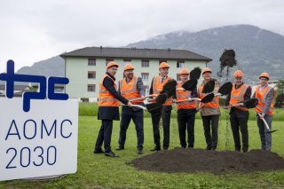 Fabrice Thétaz (président de Monthey), Grégoire Praz (directeur TPC), Martin von Kaenel (directeur adjoint de l'OFT), Franz Ruppen (conseiller d'Etat), Olivier Français, (président TPC), Olivier Turin (président Collombey-Muraz) et Edouard Thebault (chef de projet) ont donné le 1er coup de pioche. KEYSTONE/JEAN-CHRISTOPHE BOTT